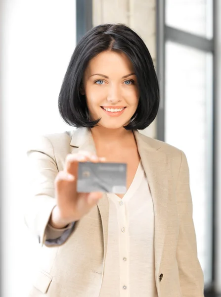 Счастливая женщина с кредитной картой — стоковое фото