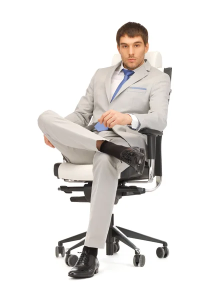 Joven hombre de negocios sentado en silla — Foto de Stock