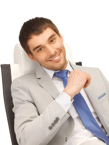 Fiatal üzletember ül a szék — Stock Fotó