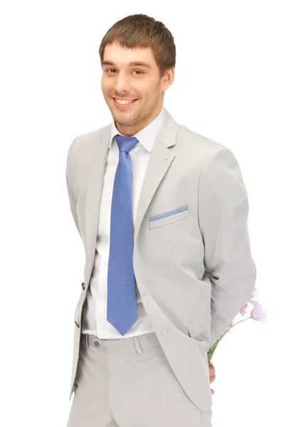 Красивый мужчина с цветами в руке — стоковое фото