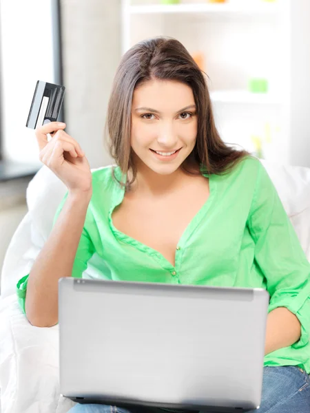 Boldog asszony laptop számítógép és a hitelkártya — Stock Fotó