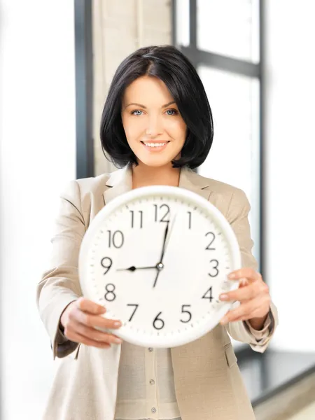 Affärskvinna med klocka — Stockfoto