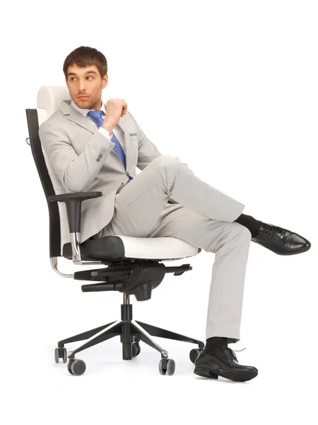Jeune homme d'affaires assis sur une chaise — Photo