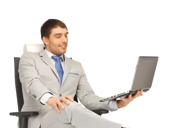 Νέος επιχειρηματίας συνεδρίαση στην καρέκλα με laptop — Φωτογραφία Αρχείου