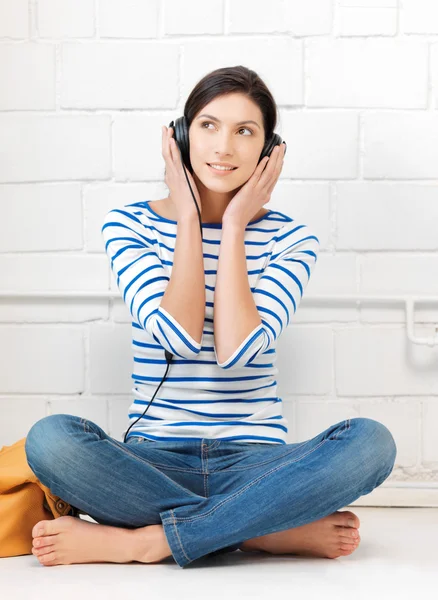 Chica adolescente feliz en auriculares grandes — Foto de Stock
