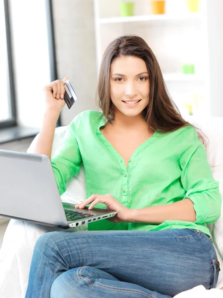 Mujer feliz con ordenador portátil y tarjeta de crédito —  Fotos de Stock