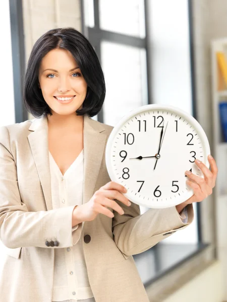 Femme d'affaires avec horloge — Photo