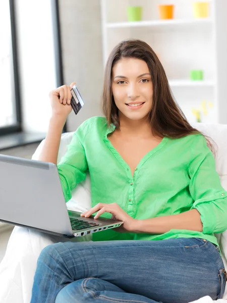 Šťastná žena s přenosným počítačem a kreditní karty — Stock fotografie