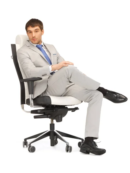 Mladý podnikatel, sedí v křesle — Stock fotografie