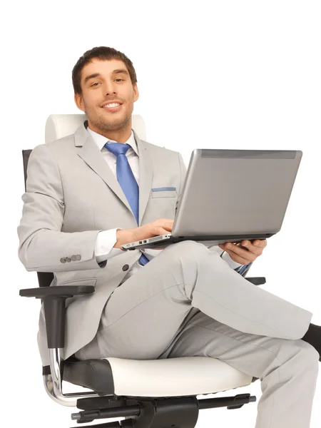 Fiatal üzletember ül a széken, laptop — Stock Fotó