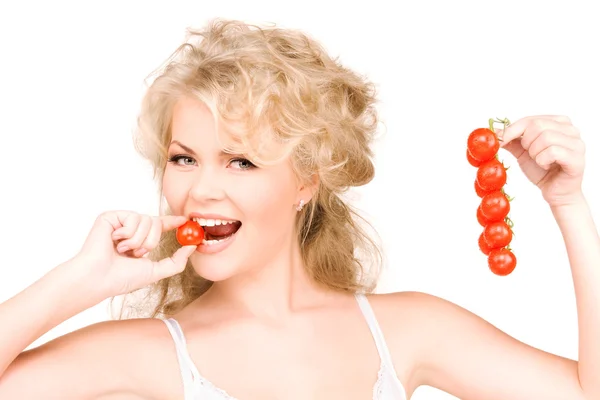 Mladá krásná žena s zralých rajčat — Stock fotografie