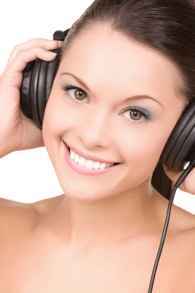 Mulher feliz em fones de ouvido — Fotografia de Stock