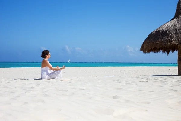 Meditatie op het strand — Stockfoto