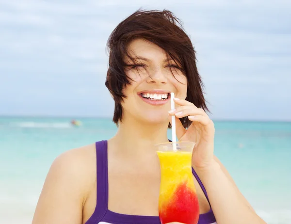 Mujer feliz con cóctel colorido —  Fotos de Stock