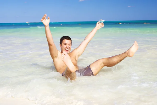 Uomo felice sulla spiaggia — Foto Stock
