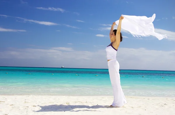 Glückliche Frau mit weißem Sarong — Stockfoto