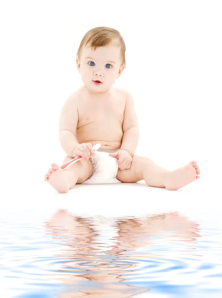 Babyjongen in luier met tandenborstel — Stockfoto