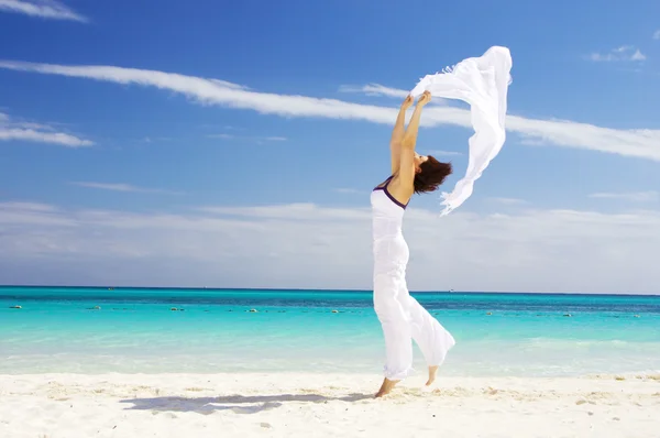 Ευτυχισμένη γυναίκα με λευκό sarong — Φωτογραφία Αρχείου