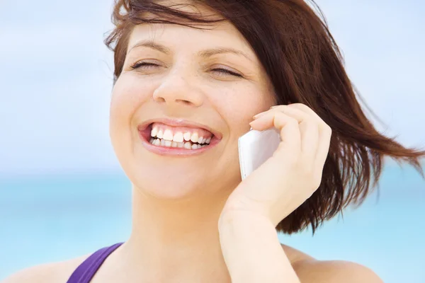 Ευτυχισμένη γυναίκα με λευκό τηλέφωνο — Φωτογραφία Αρχείου