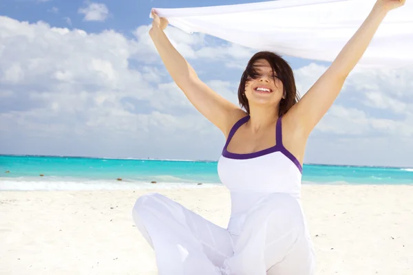 Femme heureuse avec sarong blanc — Photo
