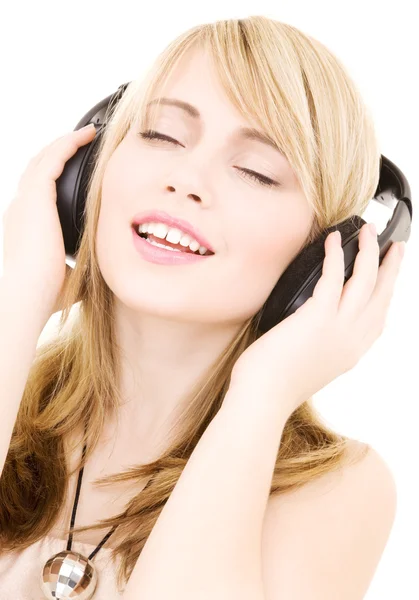 Dospívající dívka v bílém sluchátka — Stock fotografie