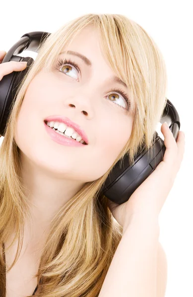 Adolescente chica en auriculares sobre blanco — Foto de Stock