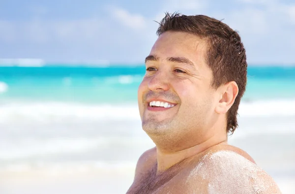 Homme heureux sur la plage — Photo