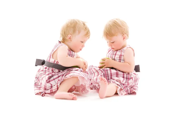 Dos gemelos adorables sobre blanco —  Fotos de Stock