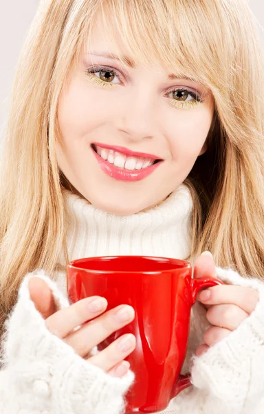 Menina adolescente feliz com caneca vermelha — Fotografia de Stock