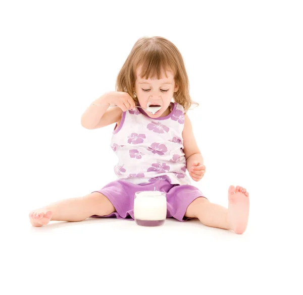 Kleines Mädchen mit Joghurt — Stockfoto