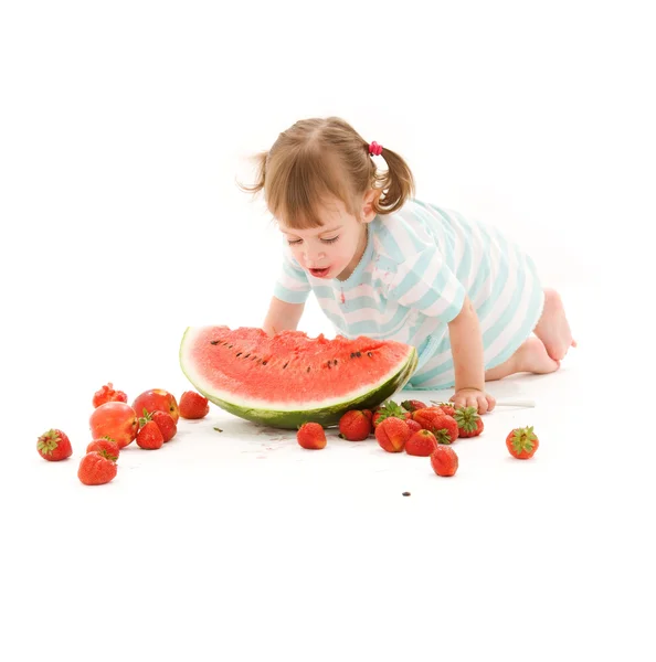 Bambina con fragola e anguria — Foto Stock