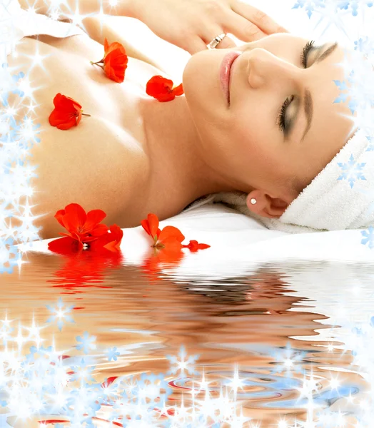 Petali rossi spa con acqua — Foto Stock