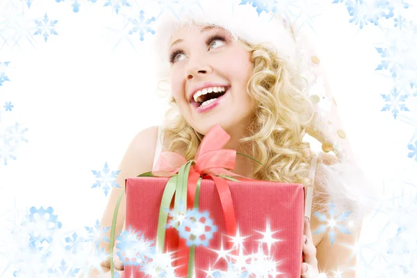 선물 상자와 쾌활 한 산타 도우미 여자 — 스톡 사진