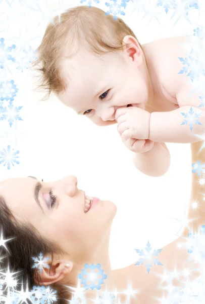 Lachen blauwogige baby spelen met moeder — Stockfoto