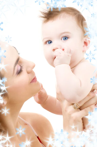 Blauwogige baby in handen van de moeder — Stockfoto