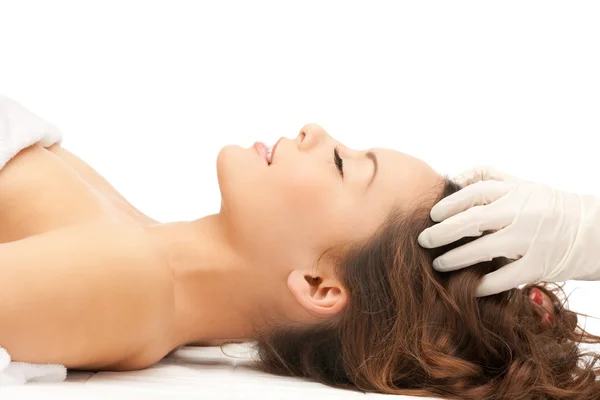 Mulher bonita no salão de massagem — Fotografia de Stock