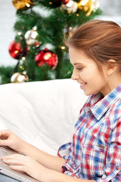Happy woman with laptop and christmas tree — Stock Photo, Image