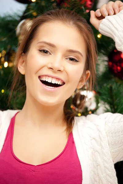 Ευτυχισμένη και χαμογελαστή γυναίκα με χριστουγεννιάτικο δέντρο — Φωτογραφία Αρχείου