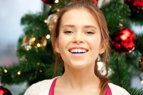 Mujer feliz y sonriente con árbol de Navidad —  Fotos de Stock