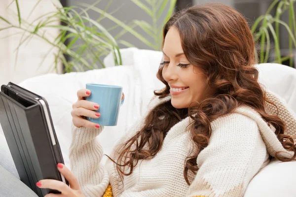 Mulher feliz com computador tablet pc — Fotografia de Stock