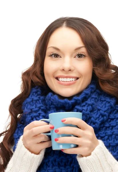 Mujer con taza azul — Foto de Stock