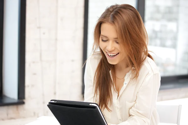 Ευτυχισμένη γυναίκα με τον υπολογιστή tablet pc — Φωτογραφία Αρχείου