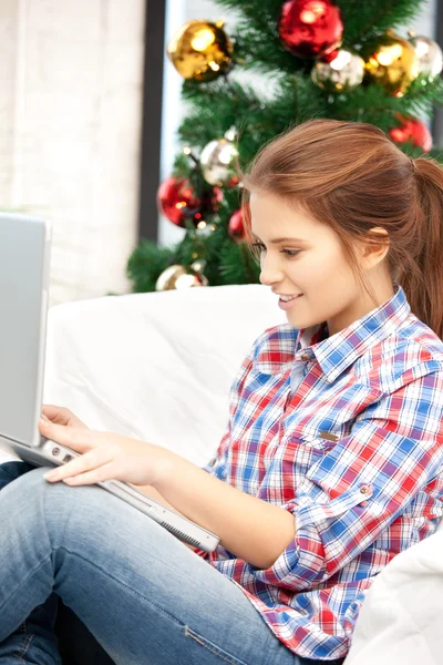 Happy woman with laptop and christmas tree — Stock Photo, Image