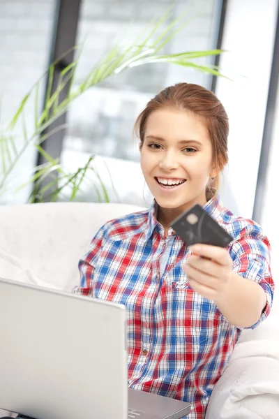 Mujer feliz con ordenador portátil y tarjeta de crédito —  Fotos de Stock
