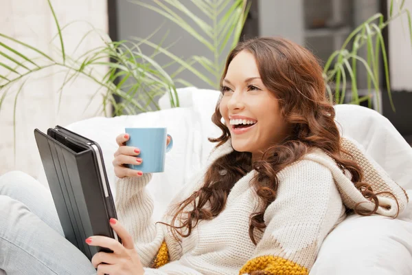 태블릿 pc 컴퓨터와 함께 행복 한 여자 — 스톡 사진