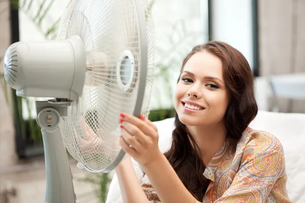 Femme heureuse avec grand ventilateur — Photo