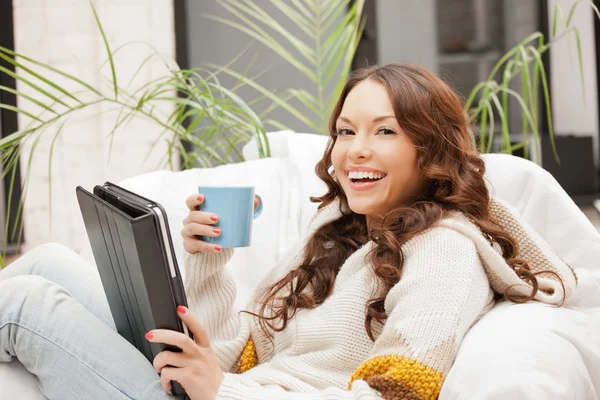 Mujer feliz con tablet PC —  Fotos de Stock