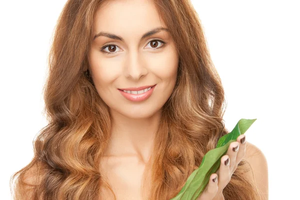 Frau mit grünem Blatt Stockfoto