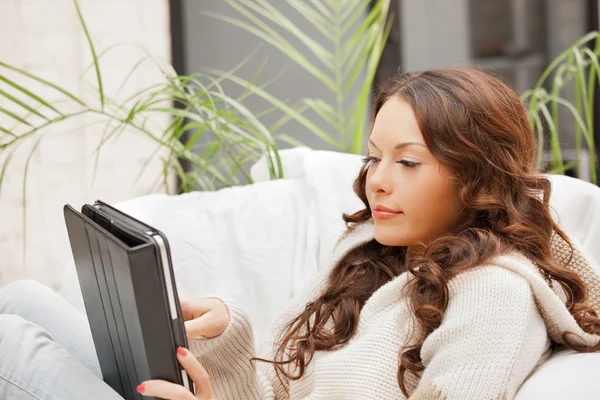 Mujer tranquila con tableta ordenador PC —  Fotos de Stock