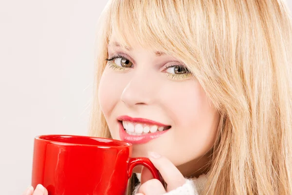 Feliz chica adolescente con taza roja —  Fotos de Stock